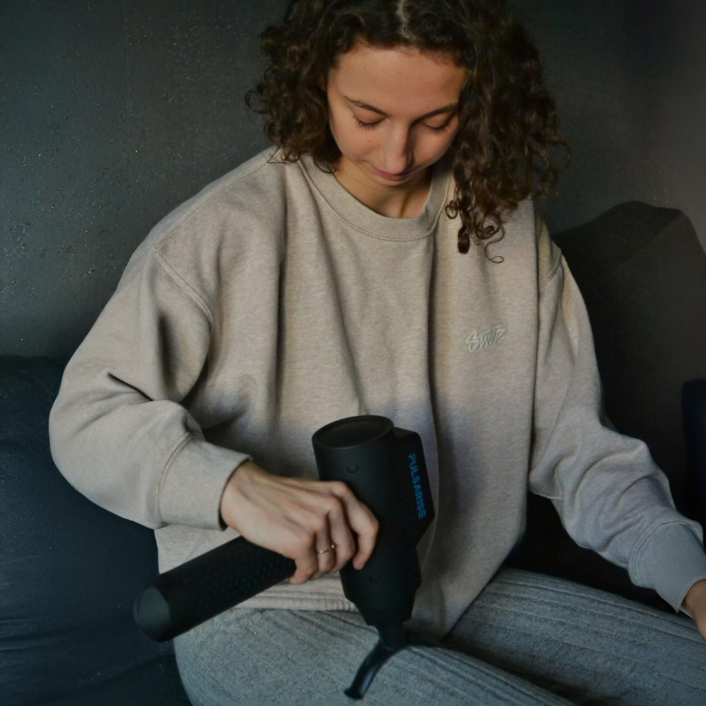 osoba poprawnie używająca pistoletu do masażu